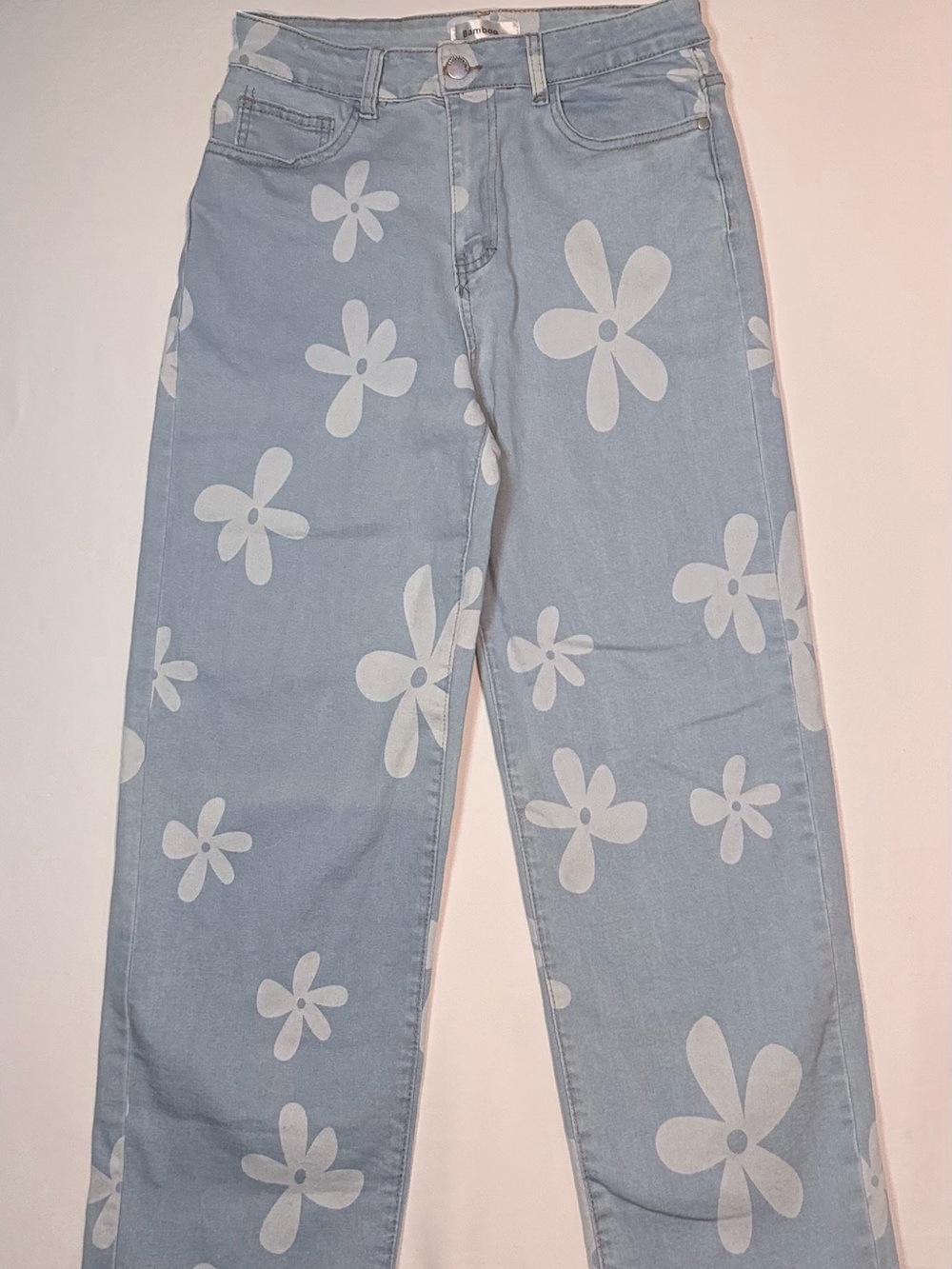 Bamboo Light Daisy Print Boot Cut Jeans
Pockets